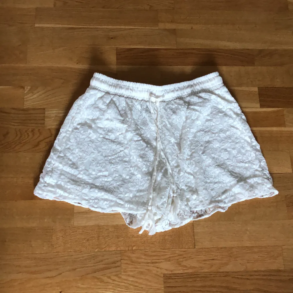 Krämvita shorts i spets från Lindex stl M. Sitter löst.. Shorts.