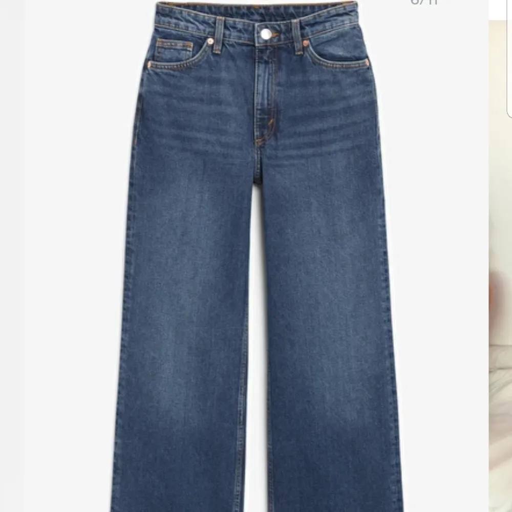 Ett par lite vidare blåa jeans från monki i modell yoko. Väldigt snygga byxor som sitter perfekt. Sparsamt använda så det är som nya. Säljer pga atr jag inte använder och är lite för små. Skriv privat för mer bilder!😊frakt tillkommer. Jeans & Byxor.