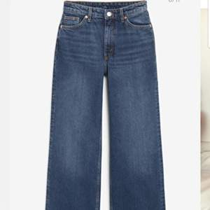 Ett par lite vidare blåa jeans från monki i modell yoko. Väldigt snygga byxor som sitter perfekt. Sparsamt använda så det är som nya. Säljer pga atr jag inte använder och är lite för små. Skriv privat för mer bilder!😊frakt tillkommer