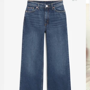Jeans från monki i modell yoko - Ett par lite vidare blåa jeans från monki i modell yoko. Väldigt snygga byxor som sitter perfekt. Sparsamt använda så det är som nya. Säljer pga atr jag inte använder och är lite för små. Skriv privat för mer bilder!😊frakt tillkommer