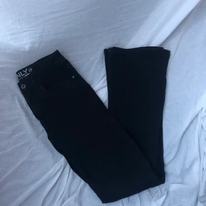 Svarta bootcut jeans strl S - Strl S men passar Xs