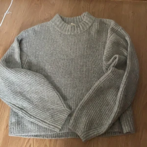 Stickad tröja - Så fin och mysig tröja! Sitter jätte snyggt och är i fint skick!