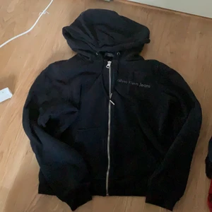 Calvin Klein zip up hoodie - Ck zip up hoodie, snygg o croppad fit! Fint skick