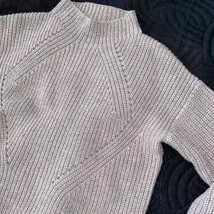 Tröja - Stickad kort tröja i storlek S. Bekväm 