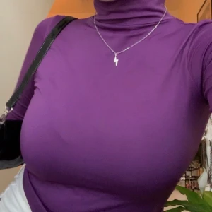 Lila polotröja  - svin snygg lila polotröja! Står ej vilken storlek men skulle säga S (dock är den stretchig så passar en XS och M också!) köparen står för frakten💕🦋 bud på 135! Avslutas på lördag 