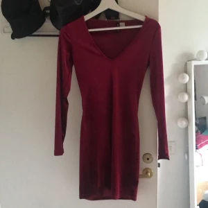 Sammetsklänning 36 - Jättefin sammetsklänning i rött, använd 1 gång och är i nyskick:) Frakt tillkommer