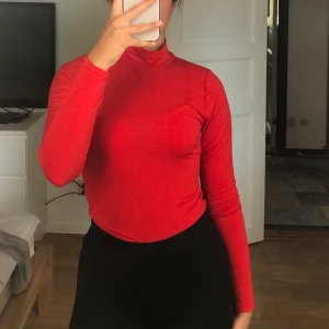 Röd polotröja  - Röd polotröja från Gina tricot. Storlek M men skulle mer säga att det är en S. Frakten ingår ❤️ Sista bilden visar färgen lite bättre! 