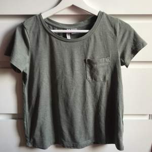 Grön t-shirt från hm med en ficka på ena bröstet. Lite nopprig därav priset: 20kr🥰
