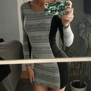 Mönstrad formande klänning  - Mönstrad svart-vit klänning som framhäver krukorna tack vare de svarta sidorna, storlek 34. Dragkedja i ryggen. Från H&M. Priset är exklusive frakt, 63kr. 