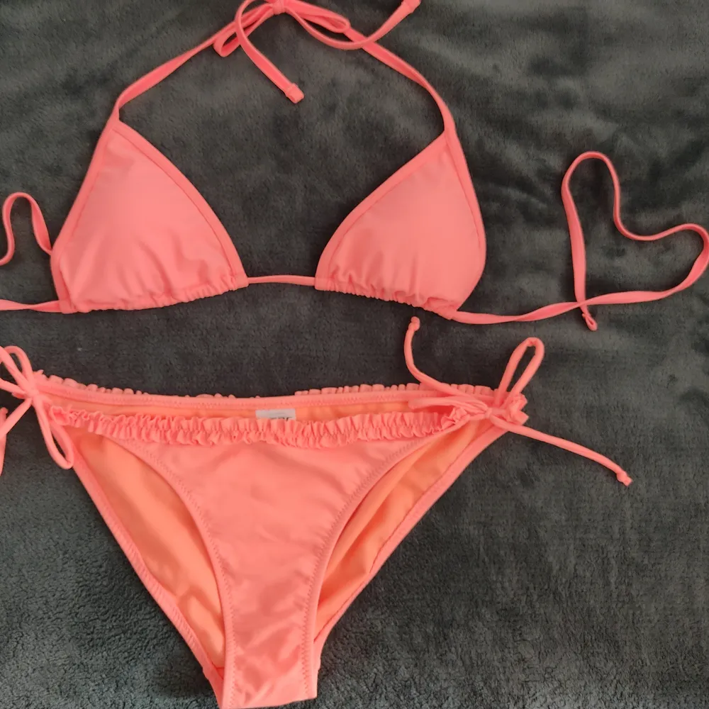 Orange soc bikini i stl 38. Aldrig använd bara provad. Bikinin är as snygg när man blivit brun :)                     överdel= 50kr, underdel = 50 kr. hela setet =99 kr Frakt= du. Övrigt.