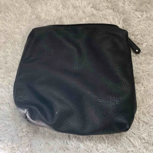  - Svart läder clutch/necessär 