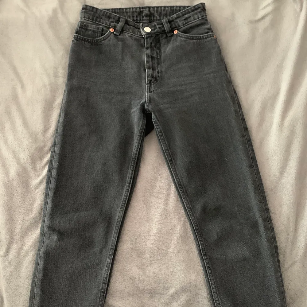 Snygga jeans från monki i den populära modellen Kimomo. Säljes då de tyvärr är försmå för mig. Storlek 25. Köparen står för frakt. (Sista bilden kommer från Monkis hemsida) . Jeans & Byxor.