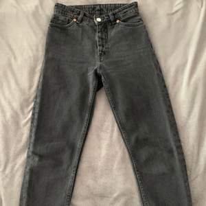 Snygga jeans från monki i den populära modellen Kimomo. Säljes då de tyvärr är försmå för mig. Storlek 25. Köparen står för frakt. (Sista bilden kommer från Monkis hemsida) 