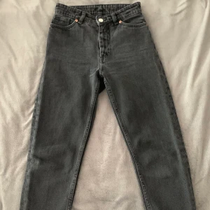 Momjeans från Monki, storlek 25  - Snygga jeans från monki i den populära modellen Kimomo. Säljes då de tyvärr är försmå för mig. Storlek 25. Köparen står för frakt. (Sista bilden kommer från Monkis hemsida) 