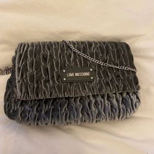 Love Moshino  - Extremt söt sammets väska från märket Moschino. Dustbag tillkommer såklart, köpt i båstad! Frakten tillkommer 🤍