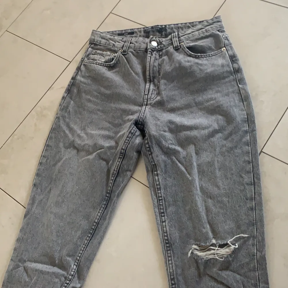 Ett par mom jeans ifrån bershka som är i en så häftig grå/svart färg!! Med slitningar på det vänstra knät⚡️ mycket balla! . Jeans & Byxor.