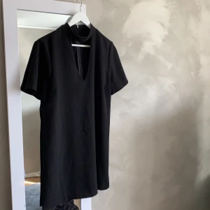 Stilren klänning från Zara - Säljer en av mina favoklänningar då den inte kommer till användning längre tyvärr. Enkel & stilren. Frakt ingår i priset. Storlek XL men är mer som L 