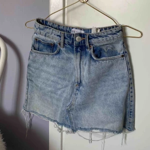 Kjol från Zara - Säljer denna jättefina jeanskjol från Zara då den tyvärr är för liten för mig. Den var en favorit men endast använd en sommar och är i jättefint skick!
