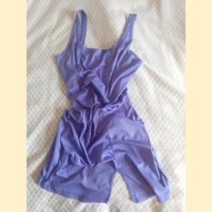 Lila klänning med slits - Ljuslila klänning med slits på ena sidan fram. Stl 38-40 och rätt kort på mig som är 173 lång. Köpt second hand! (Pris exl frakt)