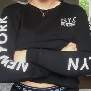Brooklyn / New York Sweatshirt från H&M. Tunn och skön. Strl S. Använd några gånger. Frakt tillkommer🧚‍♀️