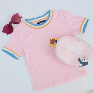 Rosa ribbad Bershka croptop, t-shirt - Rosa ribbad Bershka croptop, storlek S. I mycket fint skick, endast använd vid ett fåtal tillfällen.