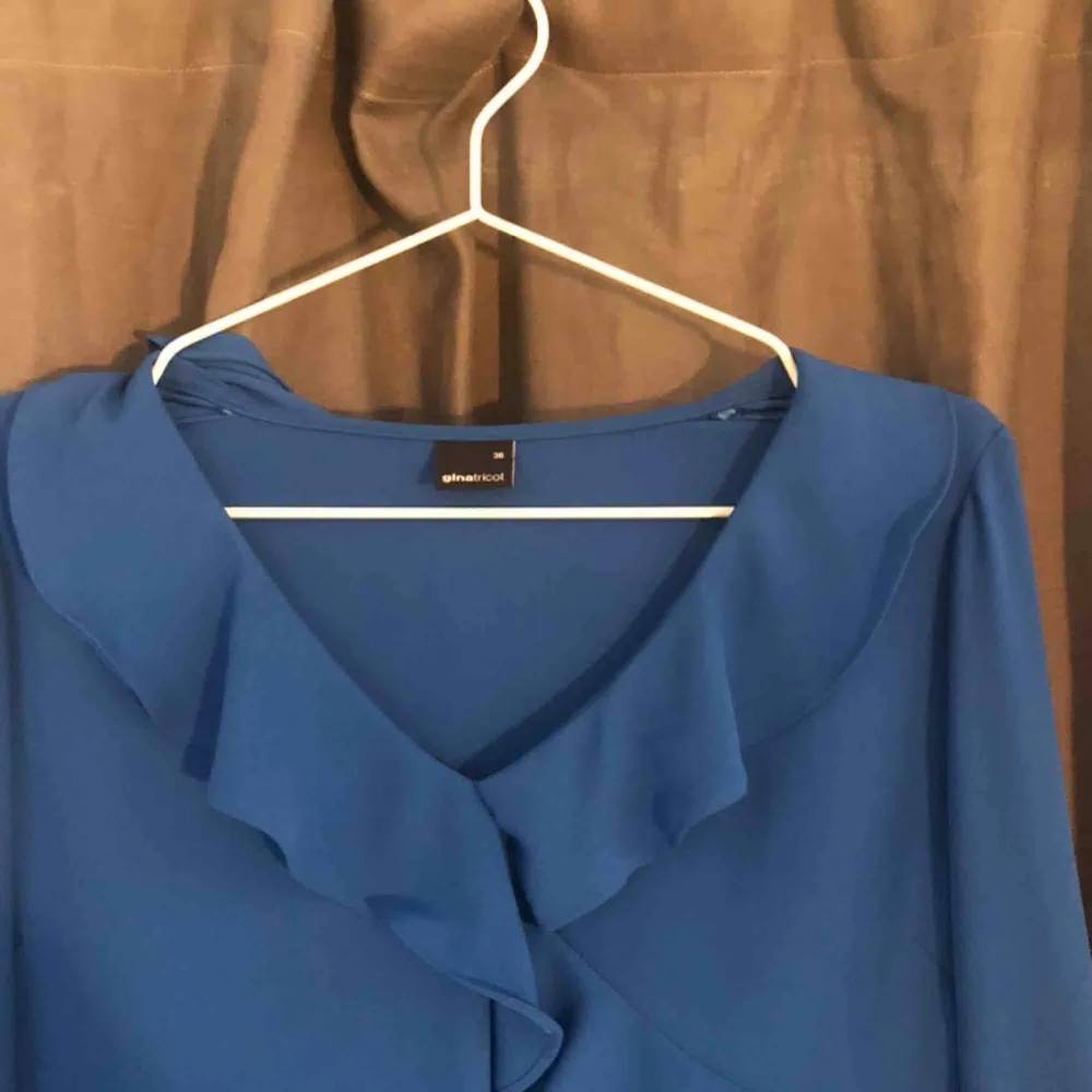 Fin blå blus från Gina tricot i fint skick, köparen står för frakt . Blusar.
