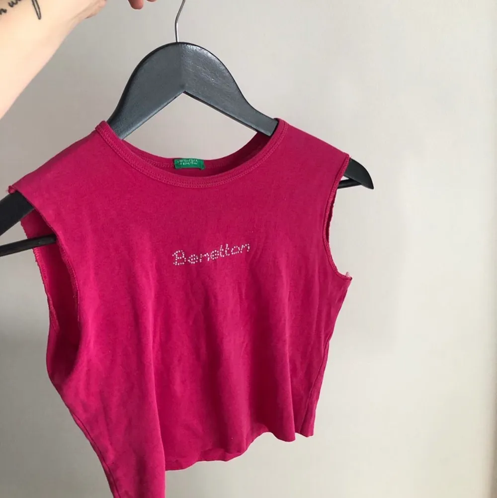 Linne från Benetton ✨ Information: omsydd från T-shirt. Rosa med pärlor. Stretchigt material.  Storlek: xs/s (jag har vanligtvis S) Skick: bra, fattas en pärla i skriften. fri frakt. Toppar.