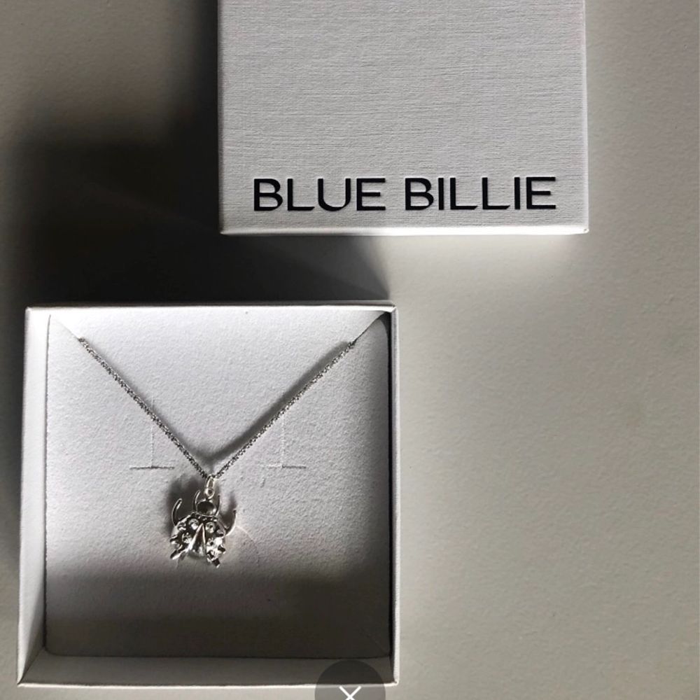 Blue Billie halsband med berlock | Plick Second Hand