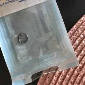 Piercingsmycke - Clicker/enkel öppningsbar i kirurgiskt stål. Helt oanvänd och endast öppnad vilket gör att den inte går att returnera.  Köpt på Indiapiercing under kategorin ”helix”. Frakt ingår i priset.