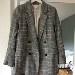 Kavaj  - Detta var min to go kavaj ett tag!! fortfarande i så bra skick!! Den är lite längre med två fickor 🤩