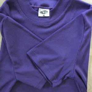 Vintage t-shirt  - 💜Retro t-shirt💜 T-shirten är köpt second hand med lite längre ärmar. Storlek M Frakten ingår i priset