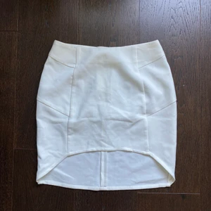 Kjol  - Fin vit kjol aldrig använd endast provat. 