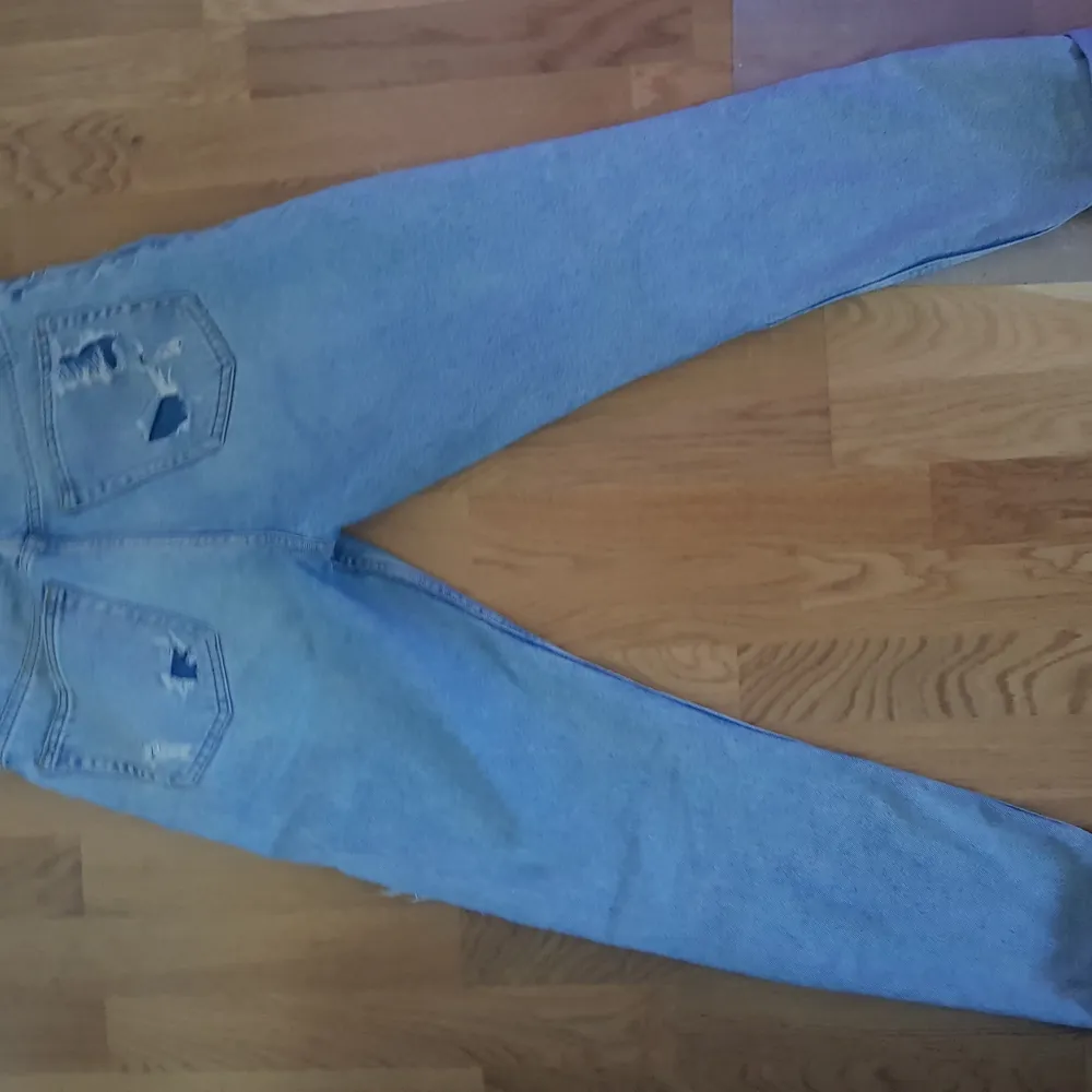 Blåa ripped jeans med knappar. Väl använda. Köparen står för frakt 72 kr. Jeans & Byxor.