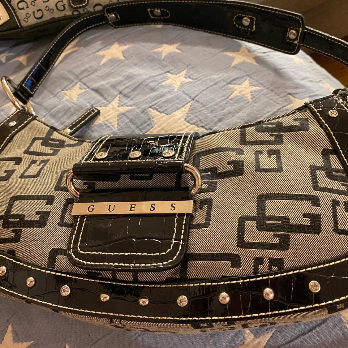 Guess hand väska 50% ner