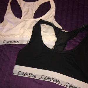 Calvin Klein  - Säljer båda för 350kr eller 200kr st, st xs/s, de är i bra skick bara att den vita har en liten fläck som jag ska försöka få bort i tvätten har ingen aning vad det är för fläck (se sista bilden)