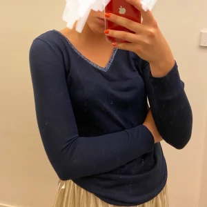 Blå långärmad tröja - ASFIN blå långärmad tröja med glitterdetalj runt halsen💓 Köpt i Frankrike för något år sen, storlek XS