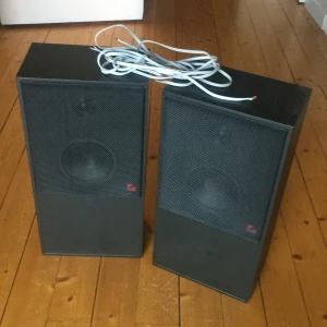 Högtalarlådor HT 205 - Två högtalarlådor perfekta för skivspelare! Fungerar som de ska med bra ljud, saknar dock en av fästningarna för kabeln på ena, vilket gör att en kabel kan sitta lite glappt, men går att sätta i ordentligt ändå och påverkar inte ljudet alls. Möts i Örebro