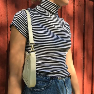 monki ribbad tröja - Monki ribbad svart\vit topp, S men passar även som XS. Använd få gånger, jätte bra stick. Frakt tillkommer 