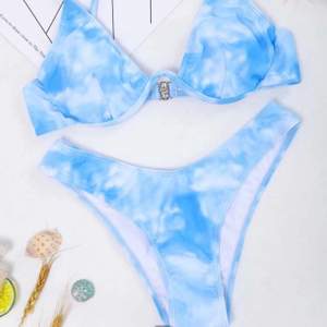 Säljer denna jättefina bikinin från Shein som inte kommit till användning💕 så fina mönster och så snygg till sommarn när man får färg på kroppen!💕 