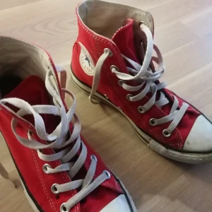 Converse  - Säljer mina converse då de är lite för små för mig. De har ett par små slitningar men är i gott skick! De är strl 37.5, men passar säkert 38 också. 