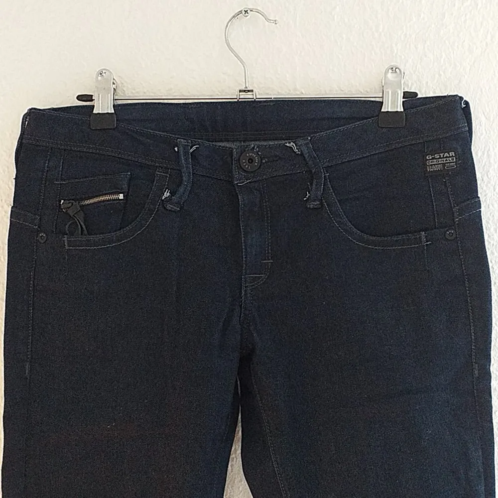 Mörkblå, låg midja, stuprör. Jeans & Byxor.