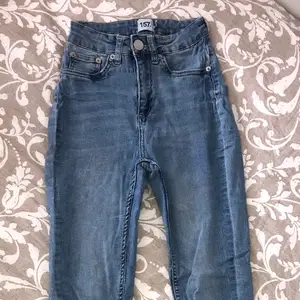 Ljusblåa högmidjade jeans i stretch material storlek XS ANVÄNDA BARA 1 sommar,  du står för frakten!