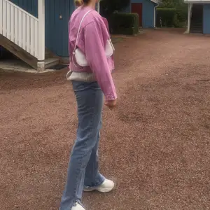 Sjukt ball jacka köpt vintage - så finns ingen liknande 🖤 Rosa pastell färg och lite oversized i modellen. Passar flera storlekar beroende på hur man vill den ska sitta, sjukt cool ⚡️