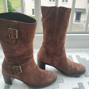 Högklackade stövlar - Riktigt snygga stövlar. Mycket väl underhållna, ser knappt använda ut. 