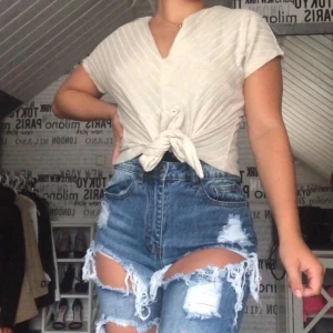 Jeans - jeans från missguided. helt oanvända då jag inte gillar hål i byxor. 🤍 