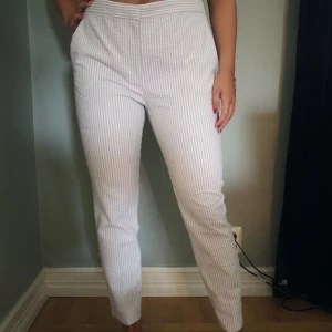 Zara byxor - Beige/vit randiga i stretchigt material med svart resår i bak. Storlek L. De är i väldigt bra skick, använt ca 2 gånger. Säljer för att de var i fel storlek. :)