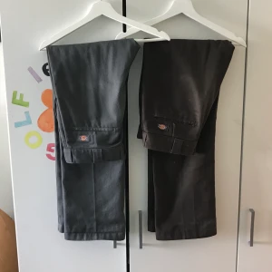 Dickies 874 - Jag har två par dickiesbyxor i använt skick som jag vill sälja.  De har inga hål eller större slitage och de tvättas och  noppras innan leverans. Köpta på Hollywood för 650kr och jag vill sälja för 280kr per byxa. Frakten ligger på 63kr. De grå är sålda❗️