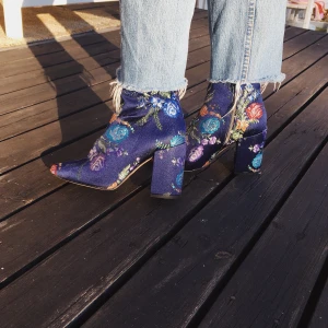 Unika blommiga skor i strl 36  - Unika blommiga mörkblå boots i strl 36, köpta på zara. Helt oanvända!!! Väldigt bekväma pga tjock klack. Skickas mot frakt. 