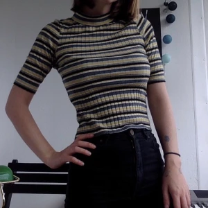 Polotröja från monki - En stretchig polotröja från monki, storlek xs men dess stretchighet kan passa upp till m. Köpt för 2 år sedan, använd ett fåtal gånger. Möts upp i Malmö eller fraktar men då står ni för den.