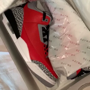 Air jordan 3 fire red  - Säljer mina Jordan 3 jätte fint skick. Nypris ligger omkring 3000kr, allt kommer med box, kvitto och extra skosnören i rött och vitt. 
